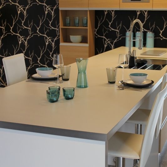 Köksbord av laminat med integrerad matplats